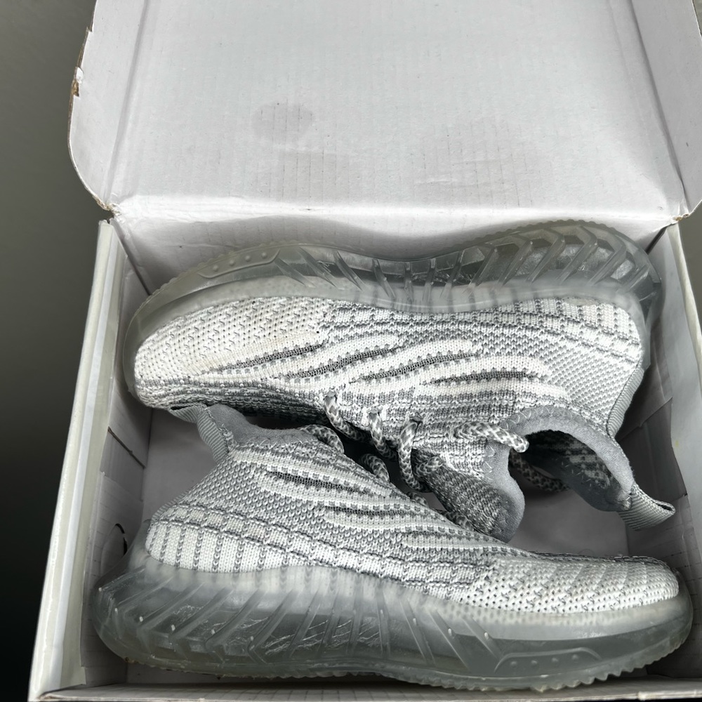 EUR 27 // US 10.5